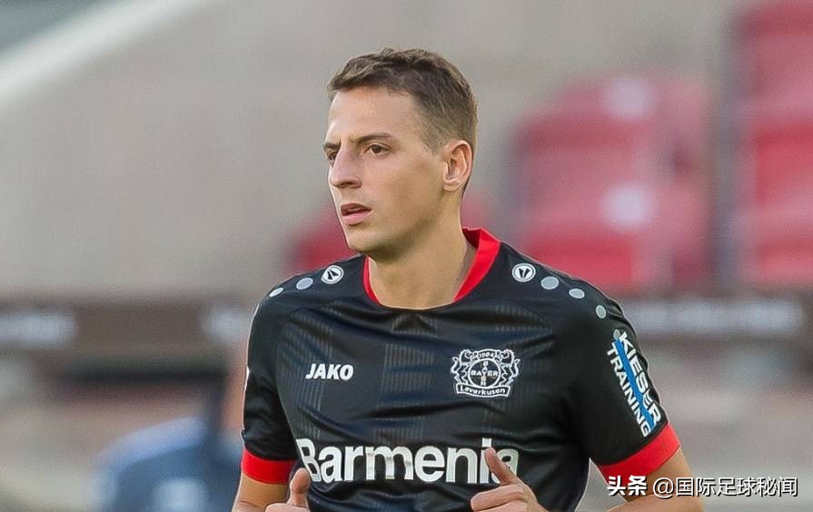 转危为安！世预赛一球员铲弯自己的脚腕，医生神操作瞬间复位