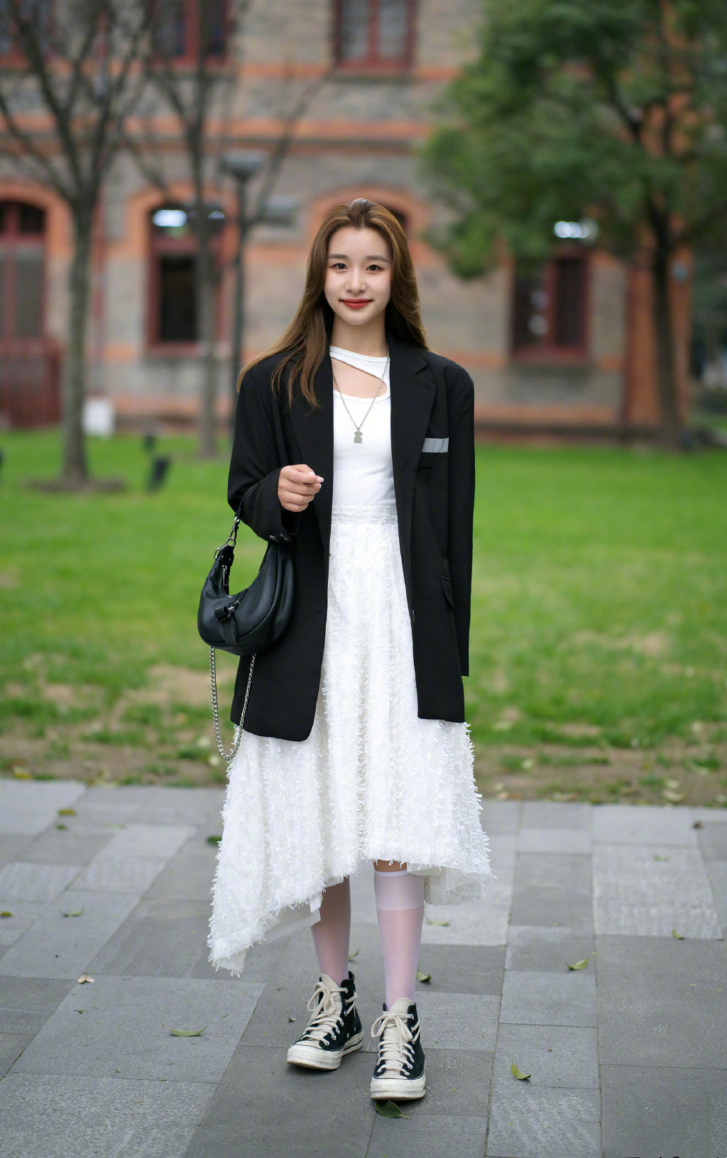 春天穿半身长裙,黑色半身长裙配什么上衣好看夏天