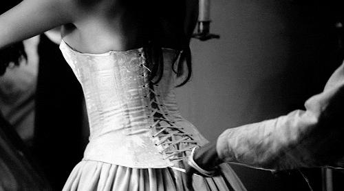 “内脏下垂、子宫脱落、漏尿”：扒一扒你不知道的网红束腰