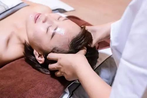 为什么年纪轻轻就头发花白,为什么年纪轻轻就长白头发