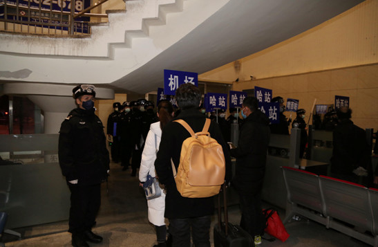 冰城公安用行动在哈东站筑起一道疫情防控安全防线