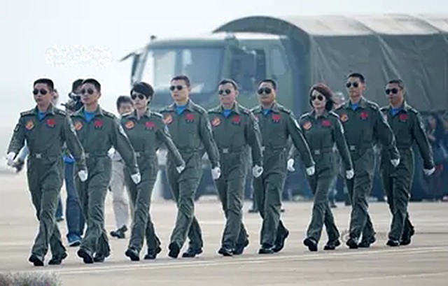 金孔雀余旭的最后一程：36万群众手捧菊花送别，墓前4架飞机模型