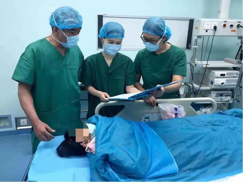 女童因误食异物导致窒息,好奇纸尿裤里有异物