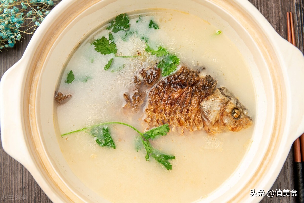 不管煎什么鱼，切记别直接下锅，多加这2步，鱼肉不粘锅不掉皮