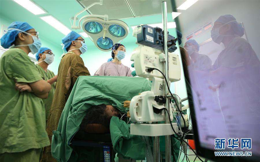 女子面部被撞,女子脸上肿瘤被切除