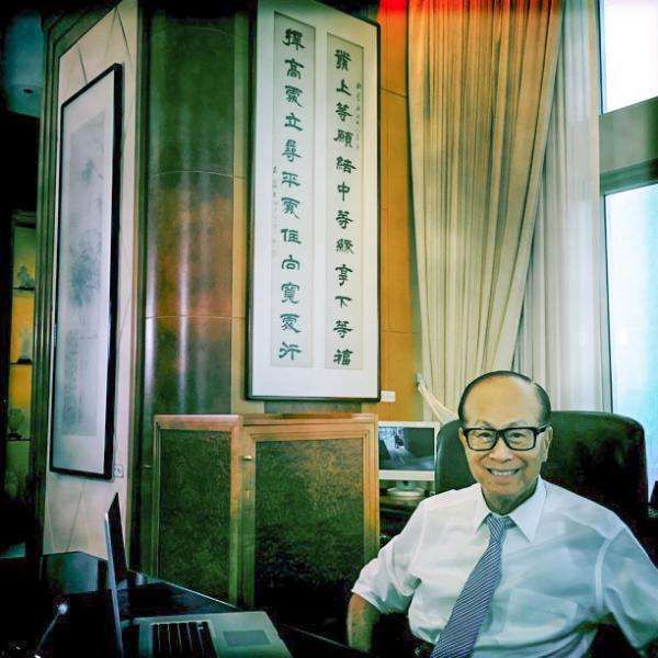 戴口罩直播1天卖3亿的雷军，像极了曾经的李嘉诚