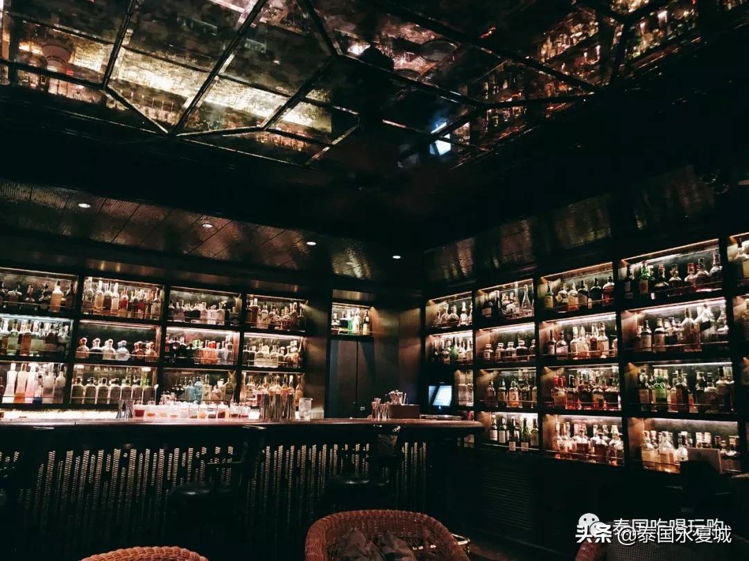 不愧是曼谷排名第一的酒吧！就连在门口排队等候都觉得幸福爆表