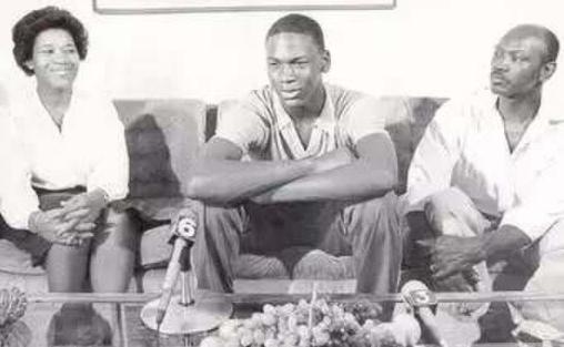 大学时期乔丹和詹姆斯的对比,詹姆斯和乔丹哪个人气高