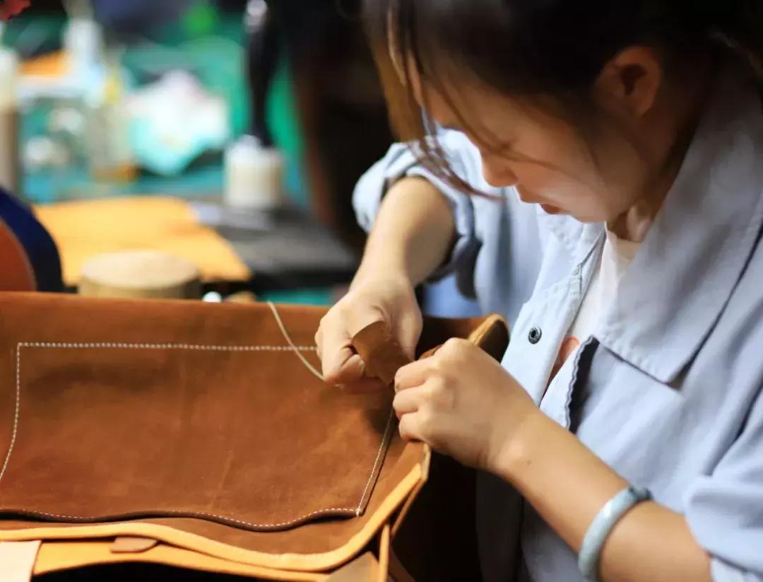 中国最有名的皮雕大师刘扬,刘扬的皮雕世界