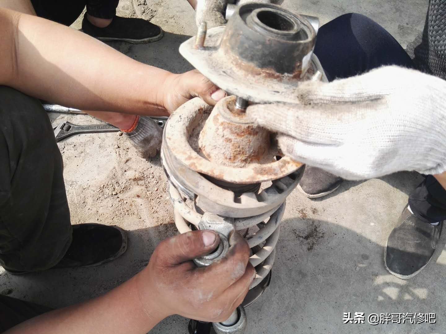 更换减震器怎么走保险,更换减震器教程和关注事项