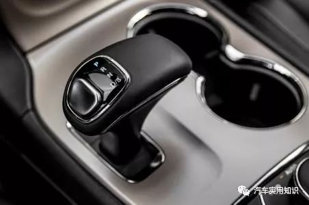 d挡切换到s挡需要踩刹车吗,行驶中从d挡直接换到p挡会怎样