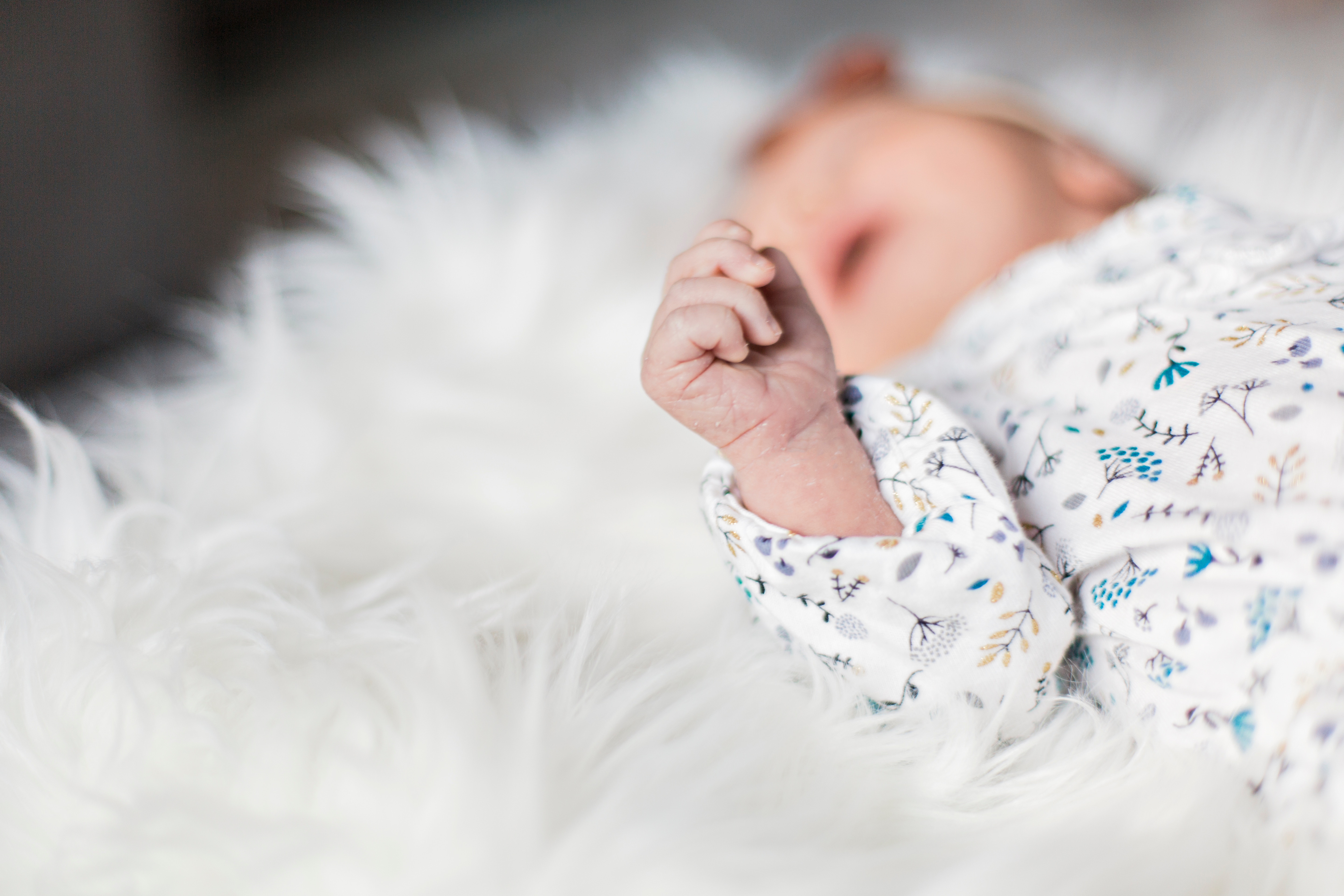 宝宝一放床上就哭闹怎么办,宝宝一放床上就醒了怎么回事