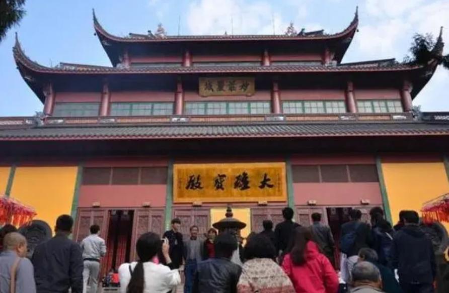 一家人去庙里烧香每人三支吗,一家人去庙拜佛烧香祈福