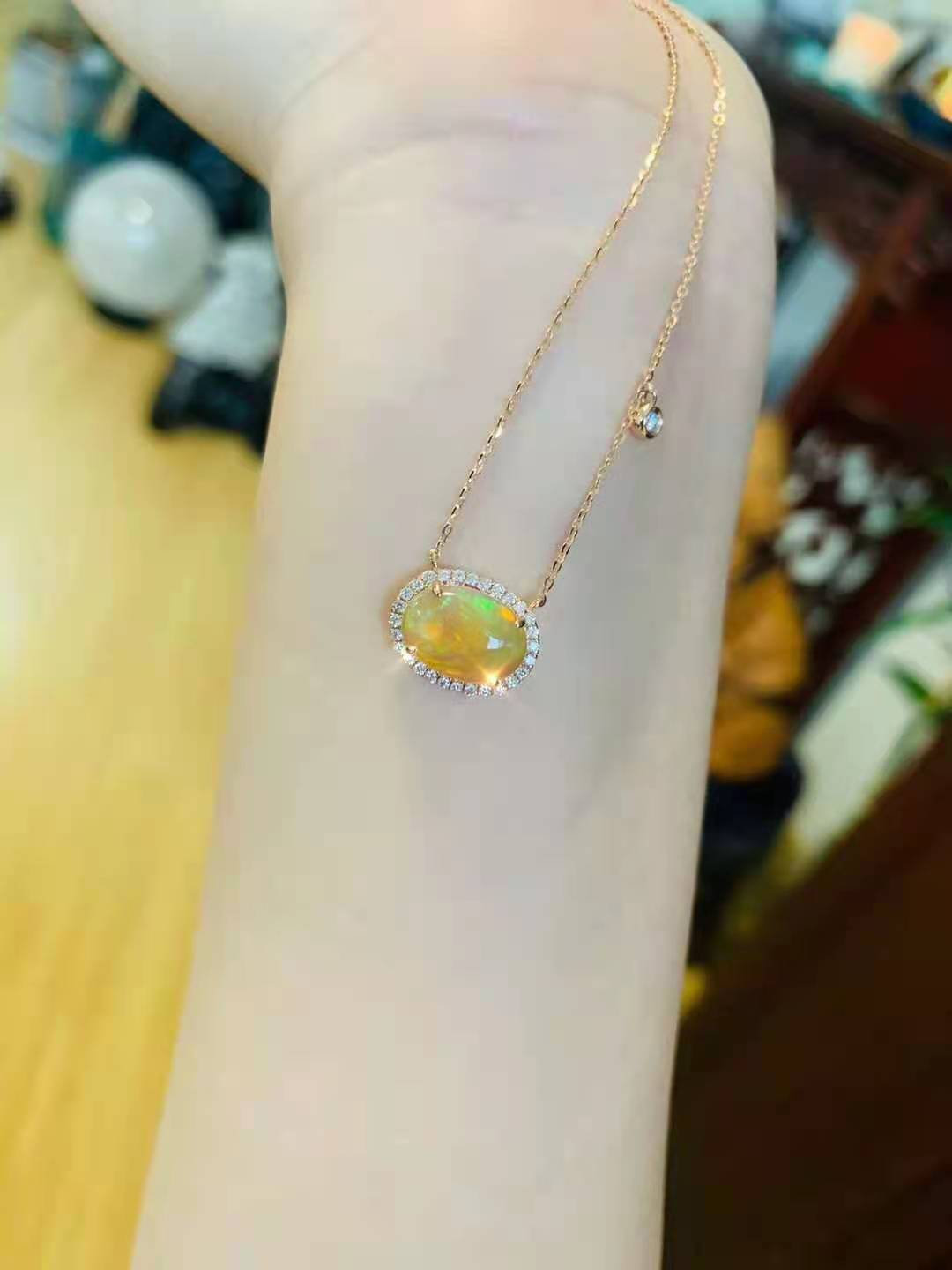 欧泊一种拥有世间所有颜色的宝石，关键还不贵