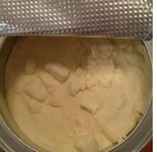 冲泡奶粉时奶粉成坨是好还是不好,奶粉起疙瘩不溶解怎么回事