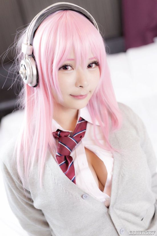 上围塞满整个衣服肉感十足的日本萌系小姐姐