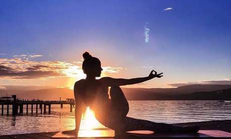 瑜伽前屈不会转动骨盆怎么办,瑜伽前屈时臀部疼是怎么回事