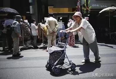 上海退休阿姨花30万住五星级酒店两个月，“没钱了就抢金店”