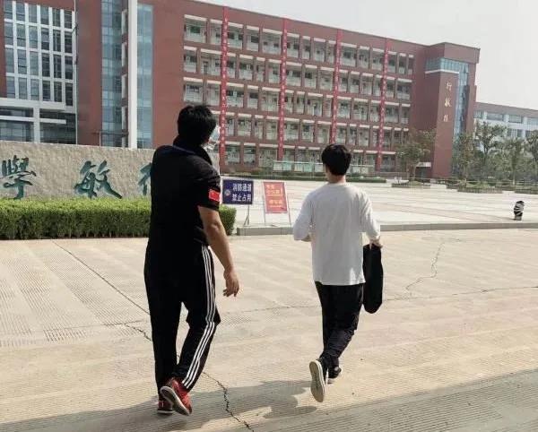 粗心考生走错考点、遗忘准考证！关键时刻，护考民警“飞车”护送