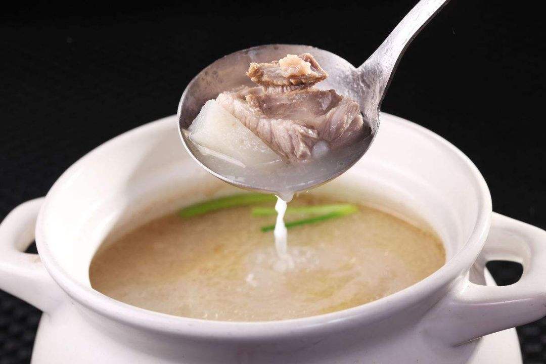孩子脾胃虚用骨头炖汤放什么好,喝骨头汤伤脾胃吗