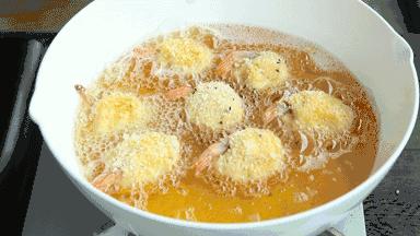 芝士虾球的制作方法视频,椒盐虾球的做法儿童吃的