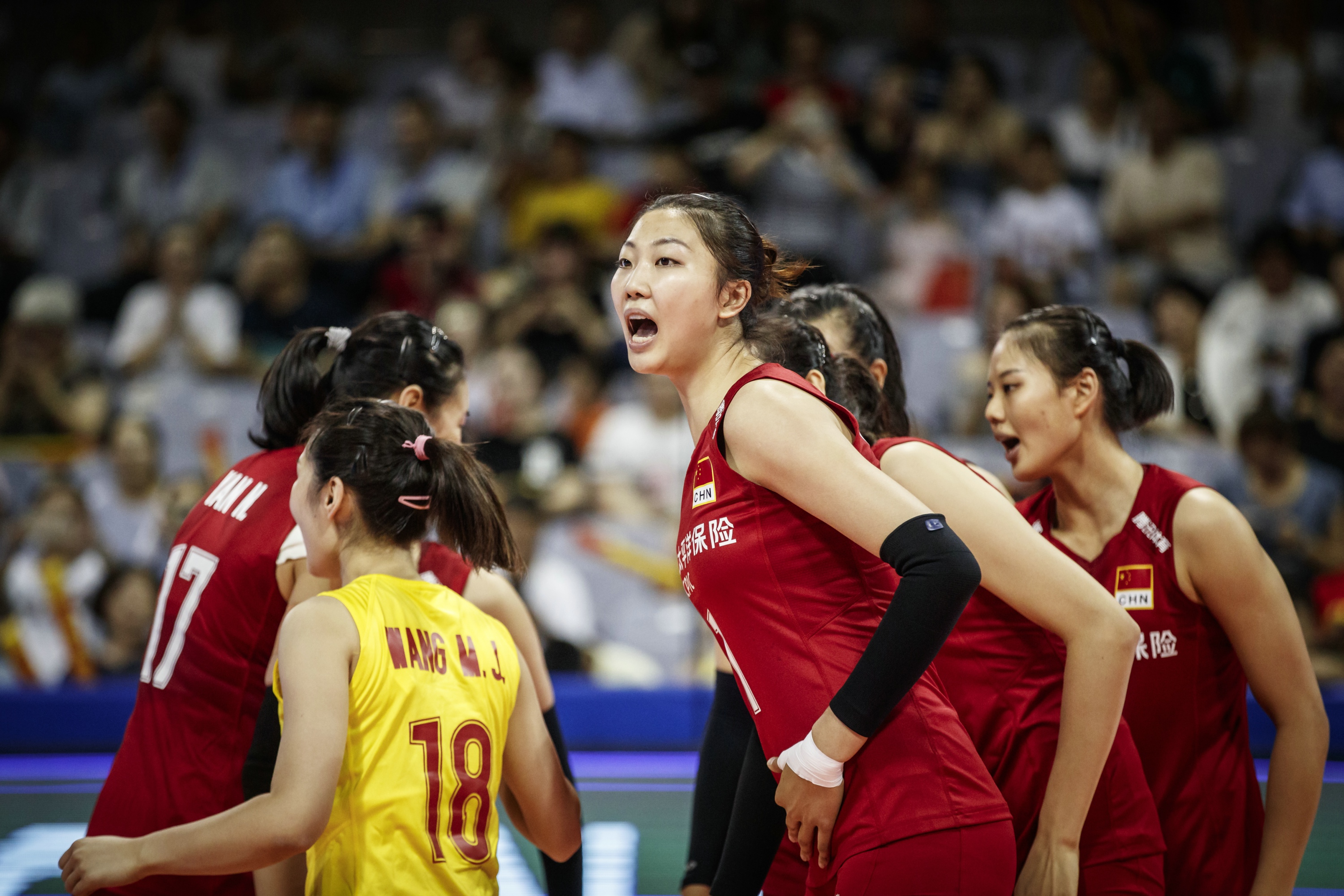 排球专业比赛都戴什么护具,排球队员戴的什么品牌的护具