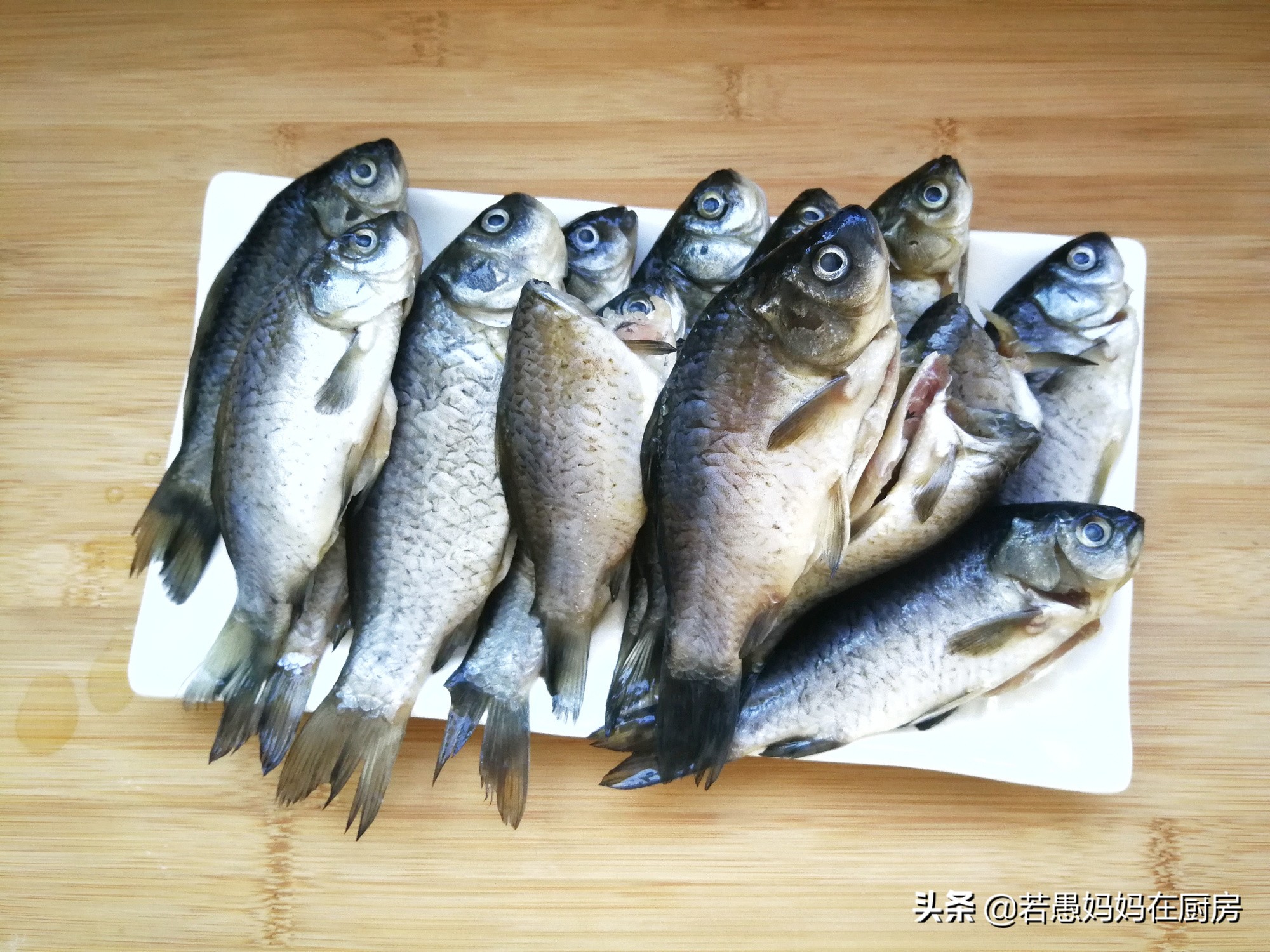 小鲫鱼不油炸怎么炖刺会烂,小鲫鱼怎样烧汤更好吃