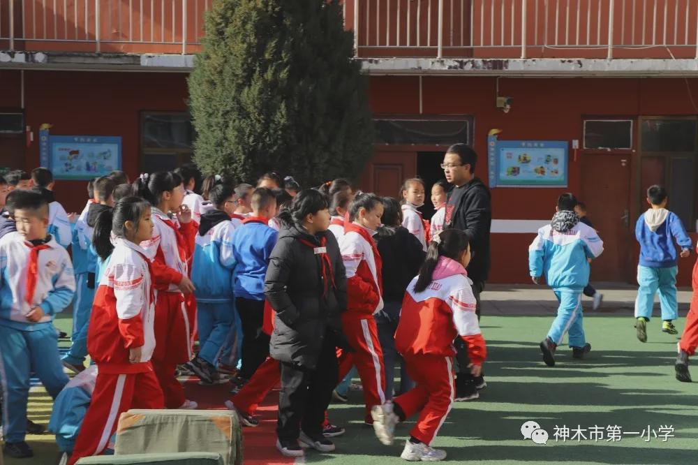 神木第一小学拔河比赛,小学体育优质课简报