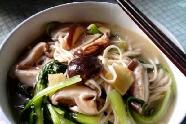 美食寒冬来一碗热汤面从头暖到脚,冬天天冷来碗暖身开胃的酸汤面