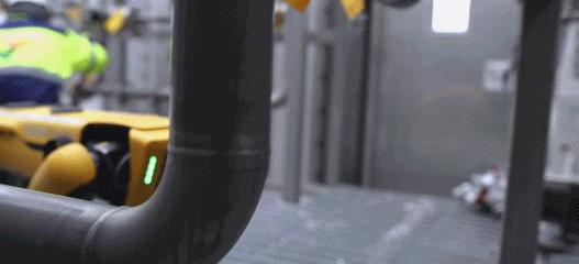 拆弹、监控、拉黄包车，还有什么是这条机器狗不会做的？