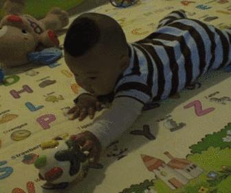 8个月的宝宝不会爬智商有问题吗,不会爬就对智力有影响吗