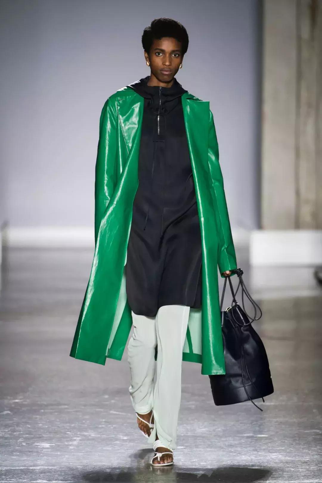 今年爆款皮毛一体女装,高档红色皮毛一体女装新款