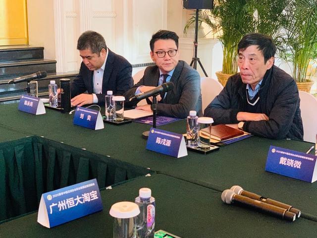 国足主帅李铁引领众将亮相,二李一王