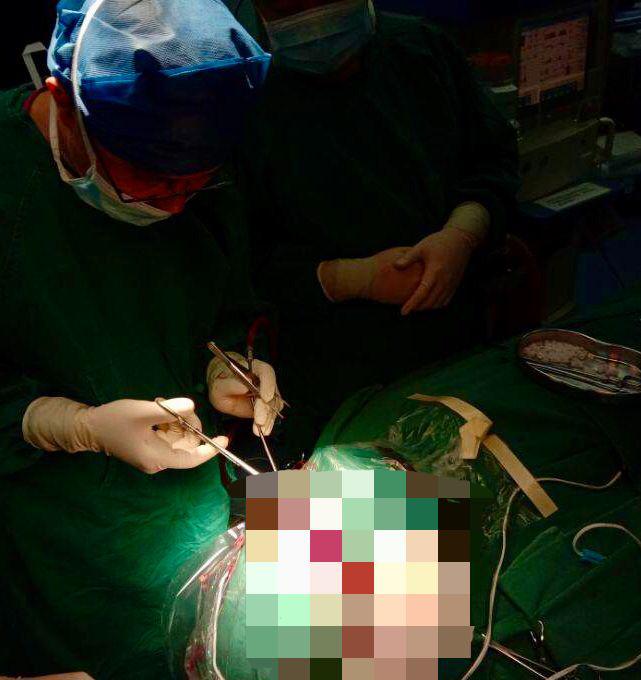 女孩行走姿势怪异,少女走路姿势怪异