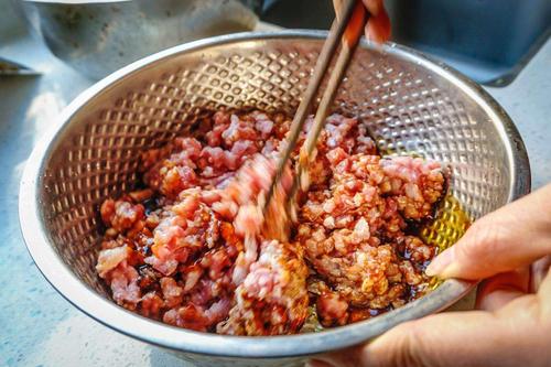 调的饺子馅发干不好吃？学会这4点小技巧，包出来的饺子香嫩多汁