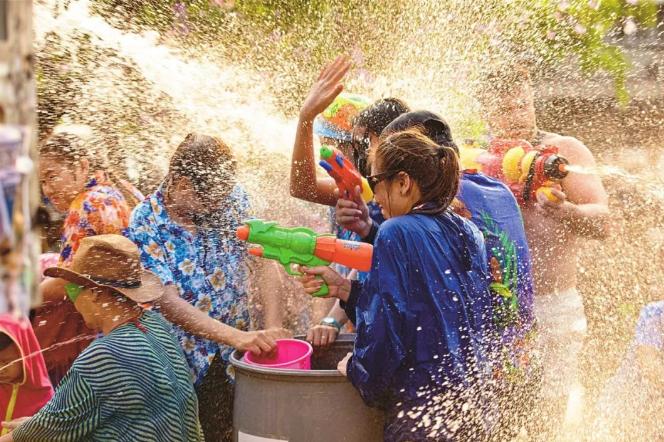 泰国游泼水节,泰国泼水节最热闹的一天