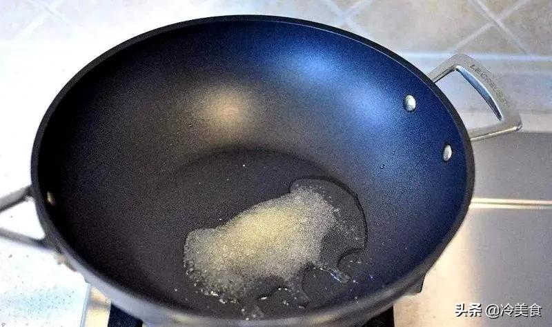 炒糖色糊锅的正确方法,炒糖色怎么老有黑渣