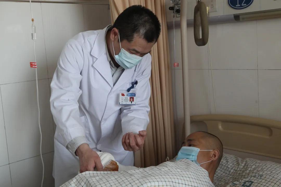 【日照市人民医院】右臂卷入机器被撕裂　6.5小时成功复活