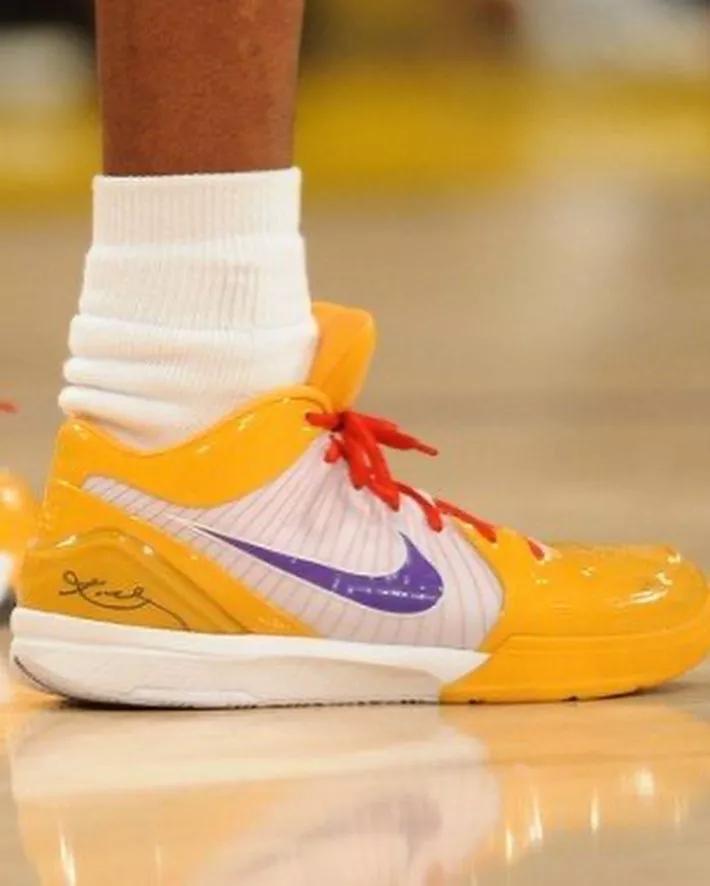 科比生涯最高分穿什么鞋,科比五名人堂配色nba上脚