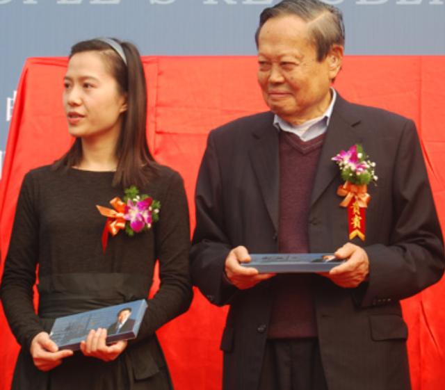 98岁杨振宁与翁帆,杨振宁百岁生日与翁帆的照片