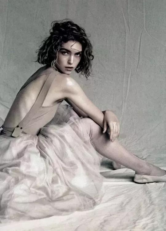 高级灰，经久不衰的百搭色，激情碰撞中造就诗意存在