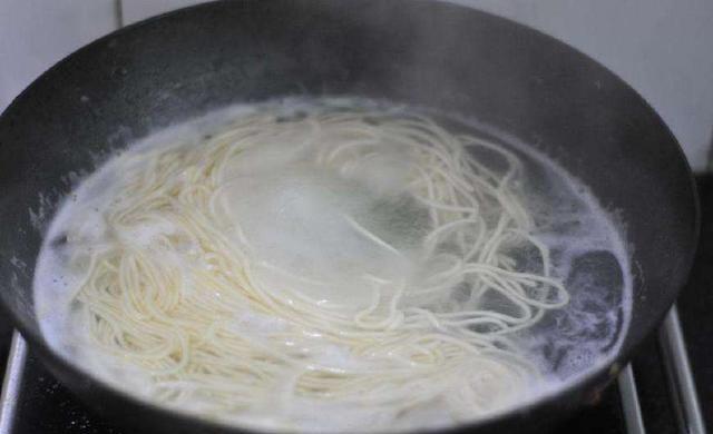 煮面条黏糊糊做法,鲜面条怎样煮才能不坨