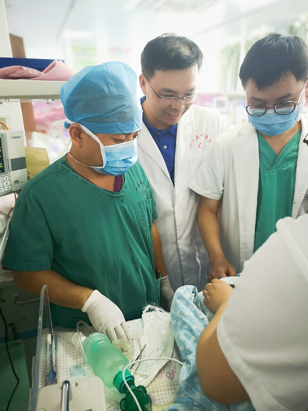 产妇突发脐带脱垂医生跪姿托举,孕妇脐带脱垂助产士跪地托举