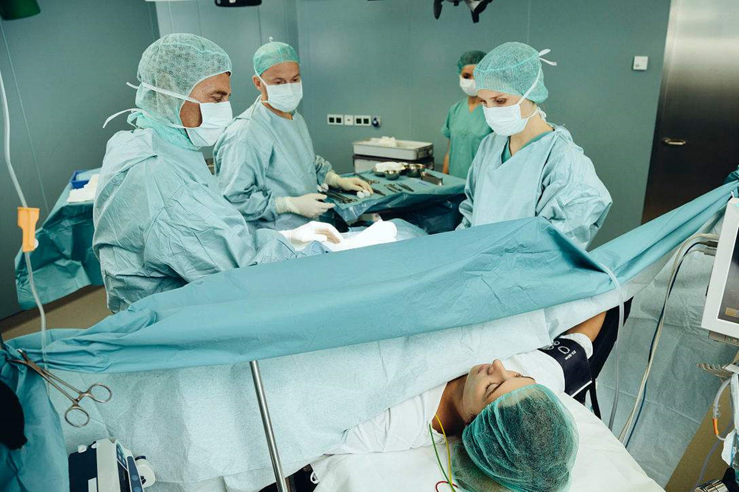 顺产都要侧切的几率大吗,顺产大部分会侧切撕裂