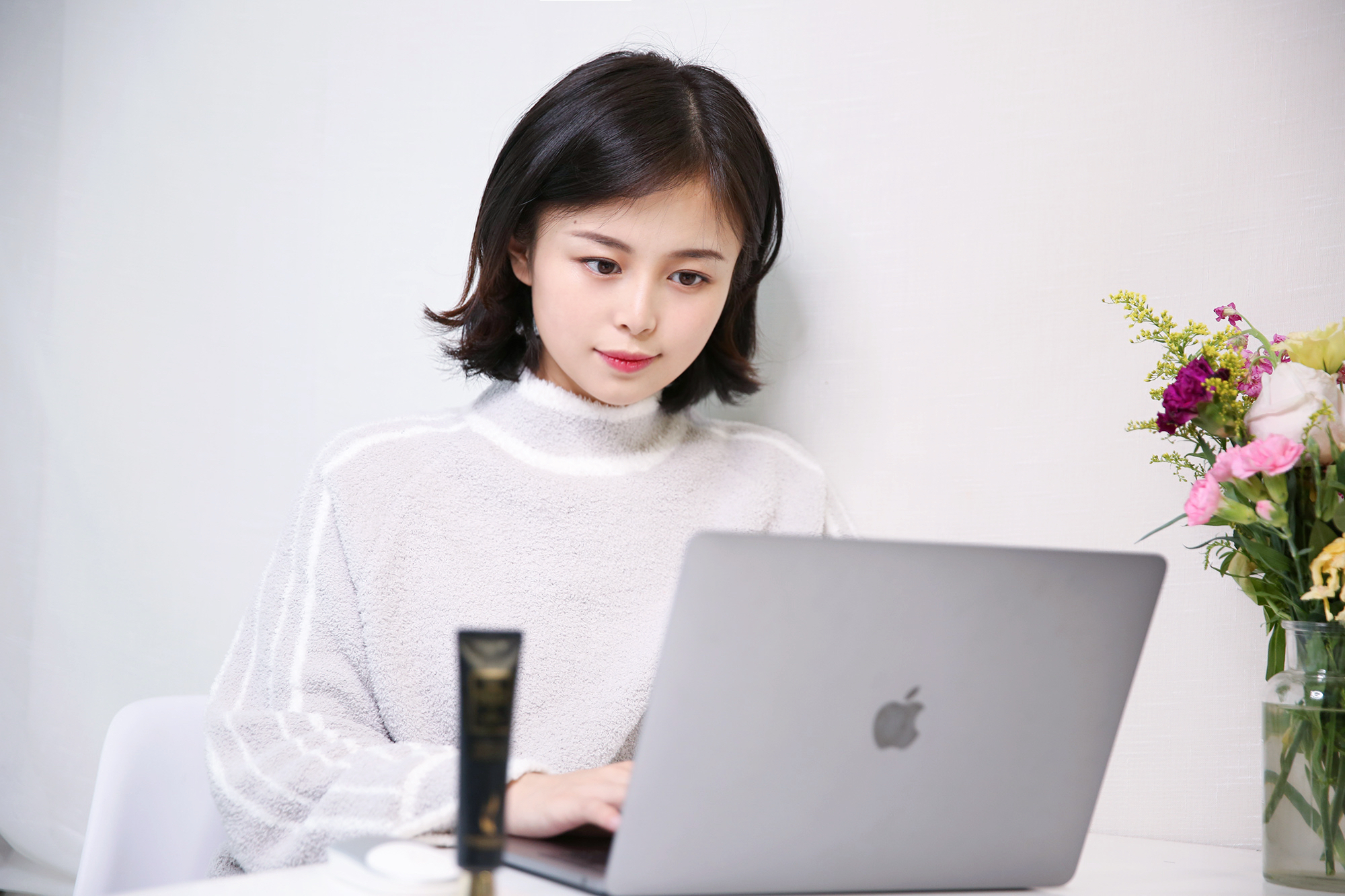 “空调肌”逆袭记，新年第一款万能充电眼霜！