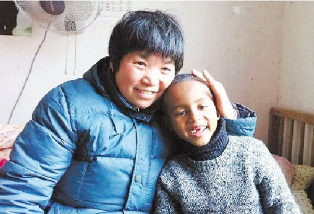 11年前，浙江农村奶奶收养了一个黑人小孩巴比，后来他怎么样了？