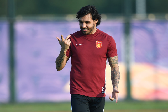 广州队1-4亚泰韦世豪扳平,广州队1比0河北韦世豪