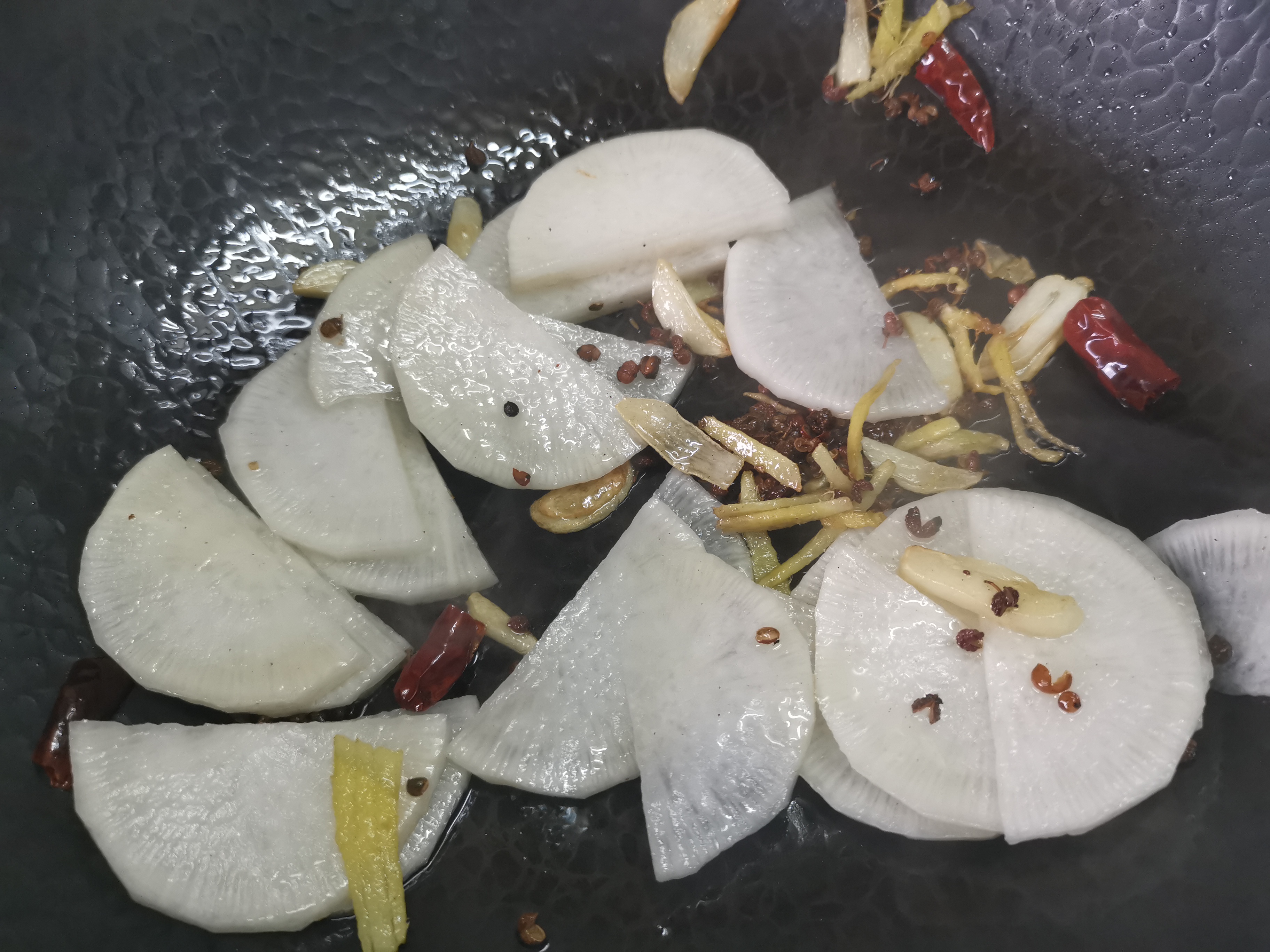 别去吃麻辣烫了教你家常的做法,自己在家怎么煮麻辣烫吃