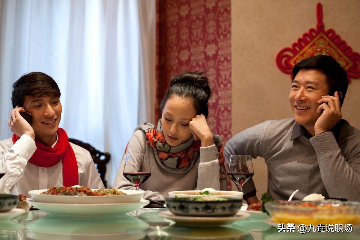 怎么和不熟的领导人找话题聊天,没话题和同事聊