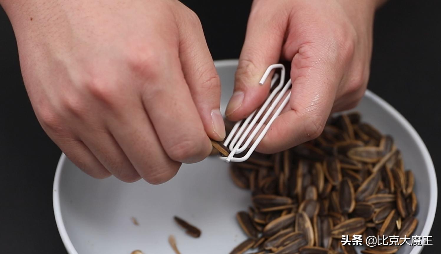 快速剥瓜子皮方便方法,用夹子剥瓜子小妙招